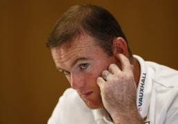 anglia hodgson sus ine rooney pentru a sparge record de capace