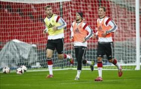 c pitanul mertesacker pentru anglia ciocnire