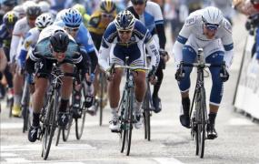cavendish sprinteaza la etapa ase giro castiga
