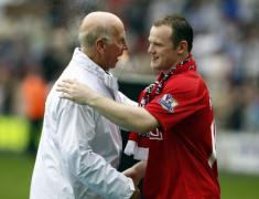 charlton sus ine rooney s bat recordul lui