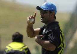 dhoni ocat la tona dublu