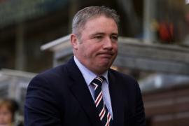 distruge mccoist la critici