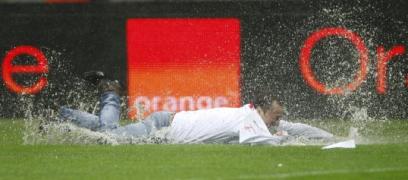 fanii polonia se confrunt nchisoare peste mbibate cu ap pitch antics