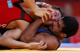 lupt torul ntoarce medalia de aur n semn de protest olimpic