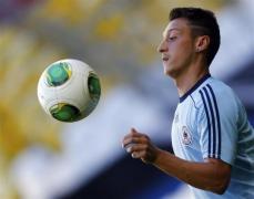 sex disputa votan ilor ozil pe arsenal debut