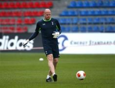 tottenham sua sport ajuta portari friedel