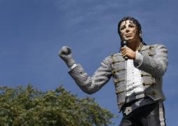 un brand noua zi de fulham ca mj statuia rupt n jos