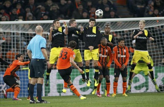 Mats Hummels scored a last gasp equaliser to give Borussia Dortmund the advantage in their last-16 Champions League match against Shakhtar Donetsk in the Ukraine to make the tie 2-2.