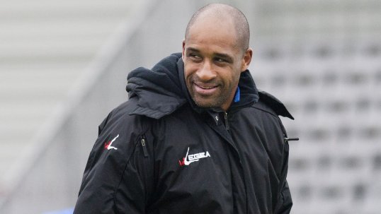 Ex-Sheffield United manager Neil Warnock has backed Blades hero Brian Deane to take on the vacant manager's job at Bramall Lane.