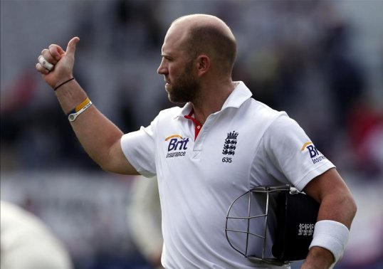 England wicker keeper Matt Prior has praised the tourists bowling attack for cutting through the New Zealand top order on day two of the second Test in Wellington.