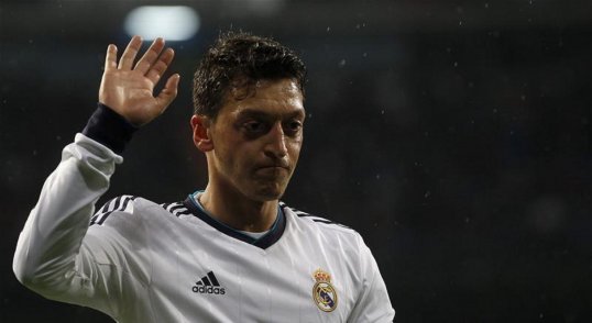 Real Madrid midfielder Mesut Özil has become the latest player from the club to receive a driving fine after he was stopped by the Civil Guard on Saturday.