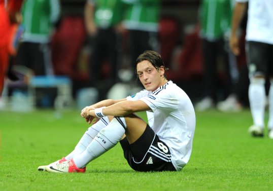 Real Madrid midfielder Mesut Özil had played down rumours that he will leave for Manchester United.