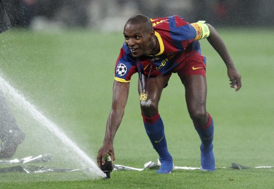 Barcelona defender Éric Abidal has returned to training with the club after undergoing a liver transplant in April.