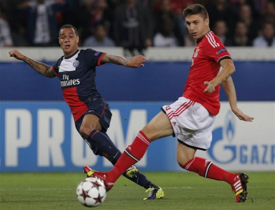 AC Milan have reportedly set their sights on the signing of PSG right-back Gregory van der Wiel, according to TuttoMercatoWeb.