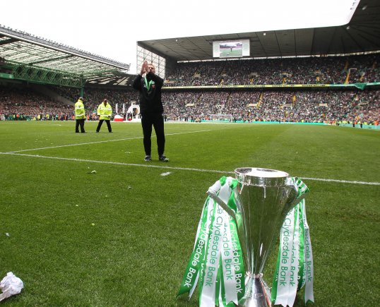 The Scottish Premier League have unanimously agreed to pursue their plan to expand the top flight into two divisions of 12 teams.