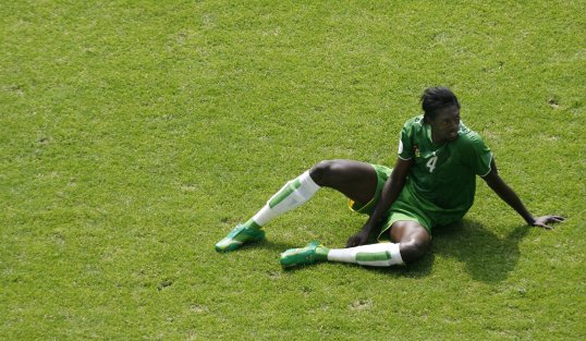 Tottenham Hotspur striker Emmanuel Adebayor has threatened to quit the Togo national side unless they pay his team-mates.