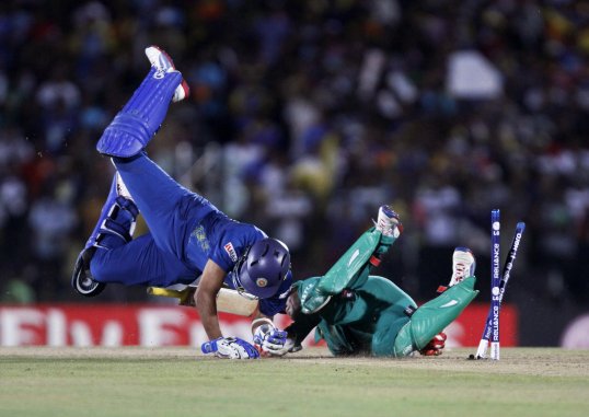 South Africa beat Sri Lanka by 32 runs in their last match before the knockout stages of the World T20.