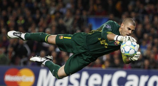 The agent of Barcelona goalkeeper Victor Valdés has denied reports linking his client with a move to Brazilian side São Paulo.
