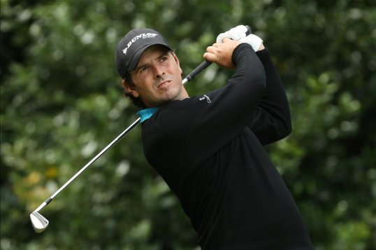 South Africa's Thomas Aiken took a three-shot lead into the final round of the Avantha Masters in India after putting a superb 62 on Saturday.