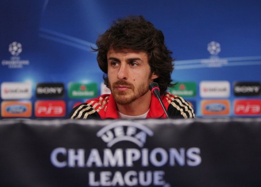Dubai-based Al-Ahli are interested in signing Benfica midfielder Pablo Aimar.