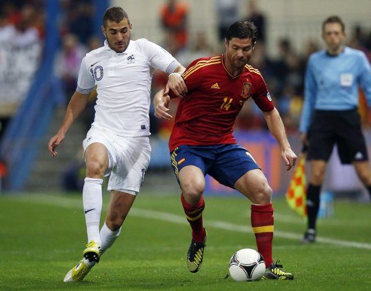 Real Madrid and midfielder Xabi Alonso have held preliminary talks to thrash out the terms of a new contract.