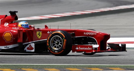 Fernando Alonso in the Ferrari is back in the lead of the Spanish Grand Prix.