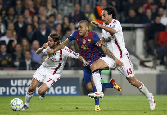 Barcelona full-back Daniel Alves has said he wished Real Madrid's Karim Benzema played for Barcelona ahead of El Clásico tonight.