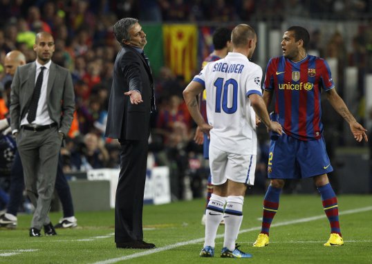 Barcelona defender Dani Alves believes Real Madrid boss José Mourinho influences refereeing decisions due to his constant hounding of officials.