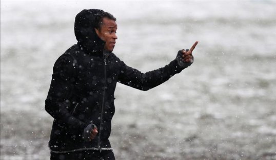 Barnet boss Edgar Davids said his side were unlucky as they drew 0-0 at home against promotion-chasing Cheltenham Town.