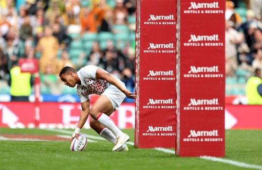 England qualified for the quarter-finals of the final Sevens World Series at Twickenham with dominant victories Fiji and Samoa.