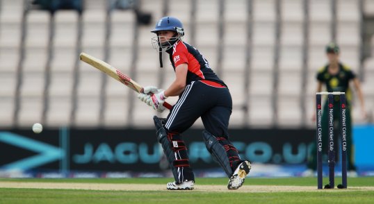 England beat Pakistan by 43 runs in their opening match of the women’s World Twenty20 in Sri Lanka.