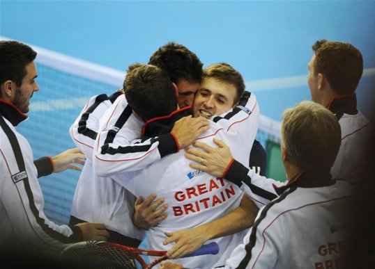 James Ward and Dan Evans both won their singles matches on Sunday to give Great Britain a historic 3-2 victory over Russia in the Davis Cup in Coventry.