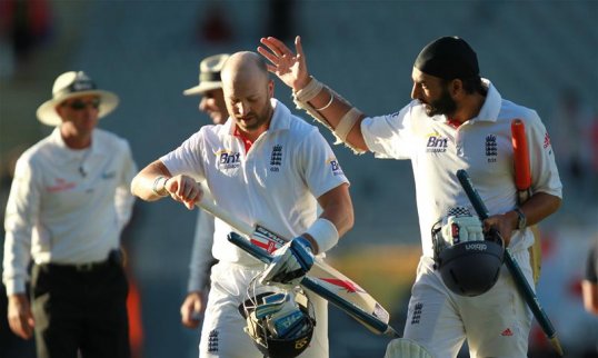 England staged a dramatic comeback on the last day of the third and final Test against New Zealand in Auckland to keep the series as a draw.