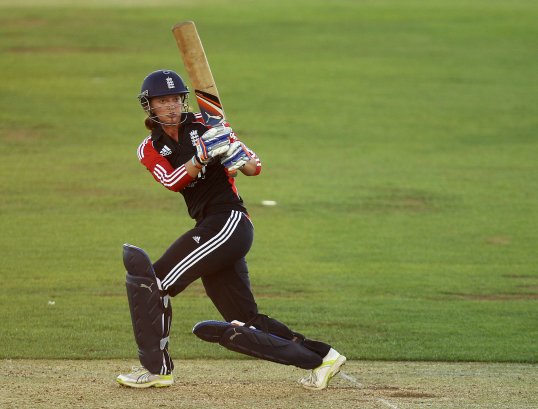England’s women beat Pakistan decisively by seven wickets in their opening Twenty20 series match at Loughborough.
