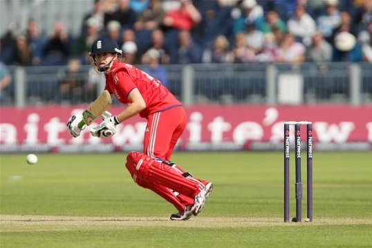 England women beat Australia with nearly four overs to spare in the final Twenty20 international of the summer.