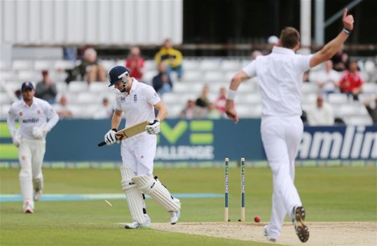 England XI declared on 279-4 to set Essex a second innings target of 415 in their Ashes warm-up match at Chelmsford.