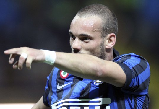 Anzhi Makhachkala have turned up the heat in the race to sign Inter Milan midfielder Wesley Sneijder and are ready to offer £25 million for the player.