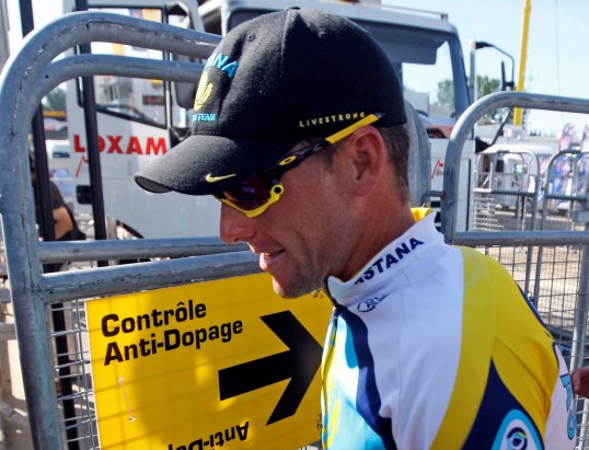Disgraced cyclist Lance Armstrong has apologised to staff at his Livestrong cancer foundation ahead of his tell-all interview with Oprah Winfrey.