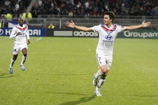 Arsenal target Clement Grenier is on verge of signing a new deal to stay at Lyon.