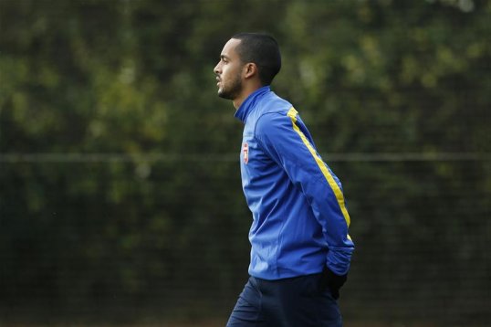 Arsenal manager Arsene Wenger has named Theo Walcott in his starting XI to face Manchester City at the Etihad Stadium this afternoon.