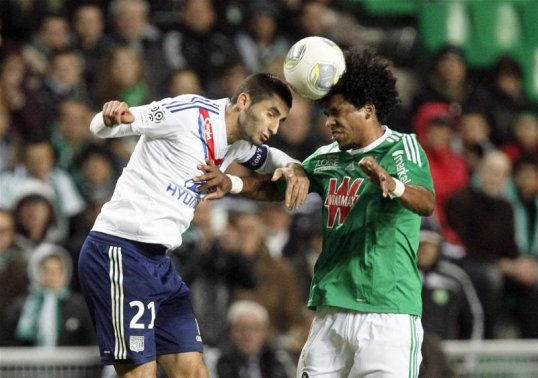 Lyon midfielder Maxime Gonalons has fuelled speculation that he could join Napoli, telling Mico Bein Sport that interest from the Italian giants is flattering.