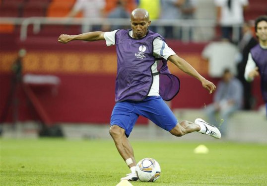 Deportivo de la Coruña have signed midfielder Paulo Assunção to help out as they face the prospect of relegation.