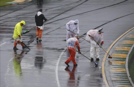 The start of the second session of qualifying for the Australian Grand Prix has been delayed until 18:50 local time [07:50 GMT].