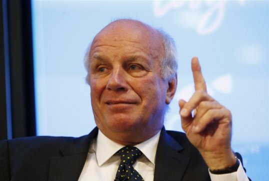 Football Association chairman Greg Dyke’s target of England winning the World Cup in 2022 may not be achievable but it is a positive step, according to former Manchester United defender Viv Anderson.