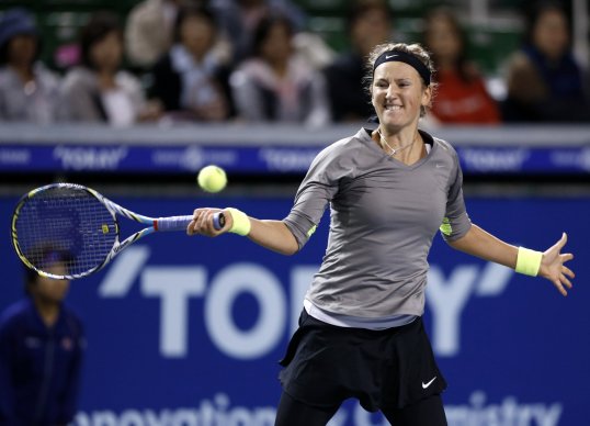 Top seed Victoria Azarenka beat Roberta Vinci to reach the quarter-finals of Tokyo's Pan Pacific Open.