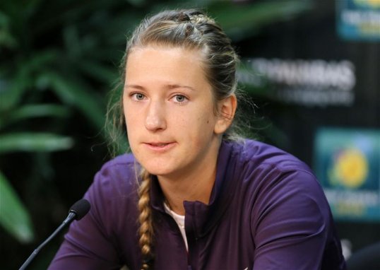 World number two Victoria Azarenka pulled out of her quarter-finals match at Indian Wells with a leg injury on Thursday.