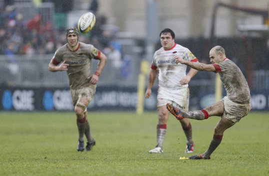 Saracens claimed 22-0 victory over Bath Rugby to go top of the Premiership table.