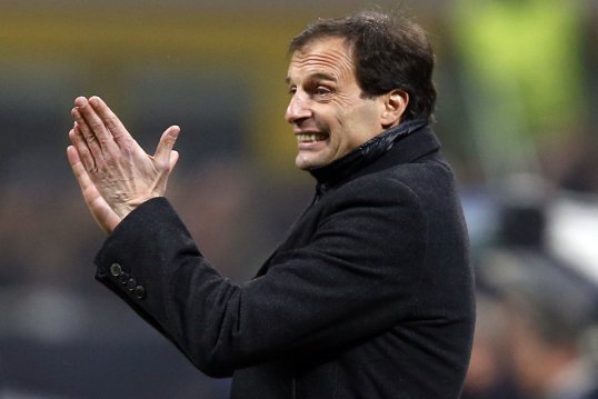 AC Milan striker Mario Balotelli has urged the Rossoneri to “do everything” to keep boss Massimiliano Allegri at the club.