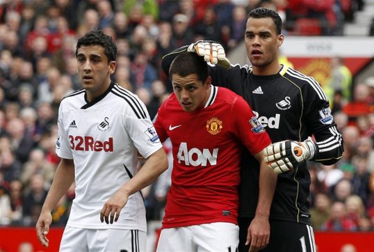 Barcelona are tracking Swansea City goalkeeper Michael Vorm as a potential replacement for Victor Váldes, according to Dutch reports.
