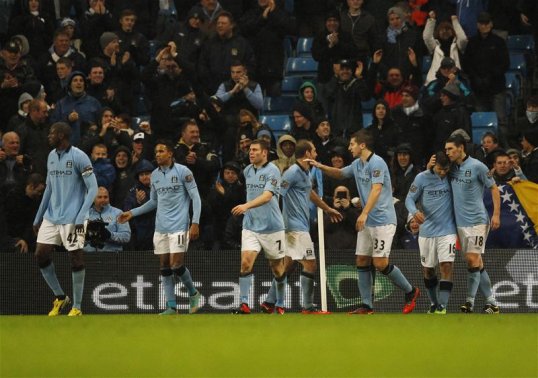 Manchester City midfielder Gareth Barry is confident that his side can close the gap with rivals Manchester United, starting with their Boxing Day trip to Sunderland